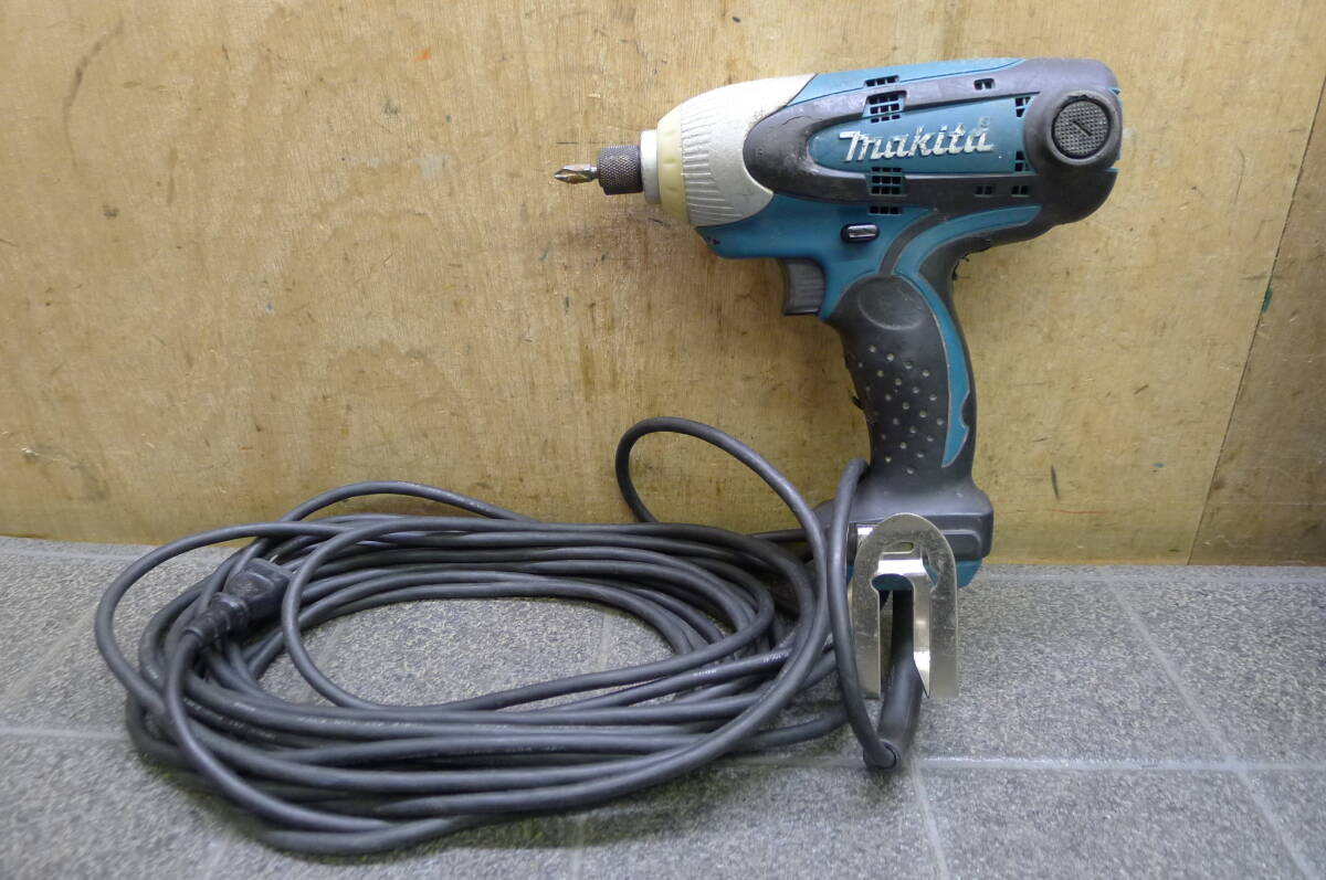 BB148 makita インパクトドライバー モデル6955 回転数0～2600rpm 打撃数0～3500rpm 4.8A 消費電力400W 正転逆転 ケース付 動作確認済/100_画像2