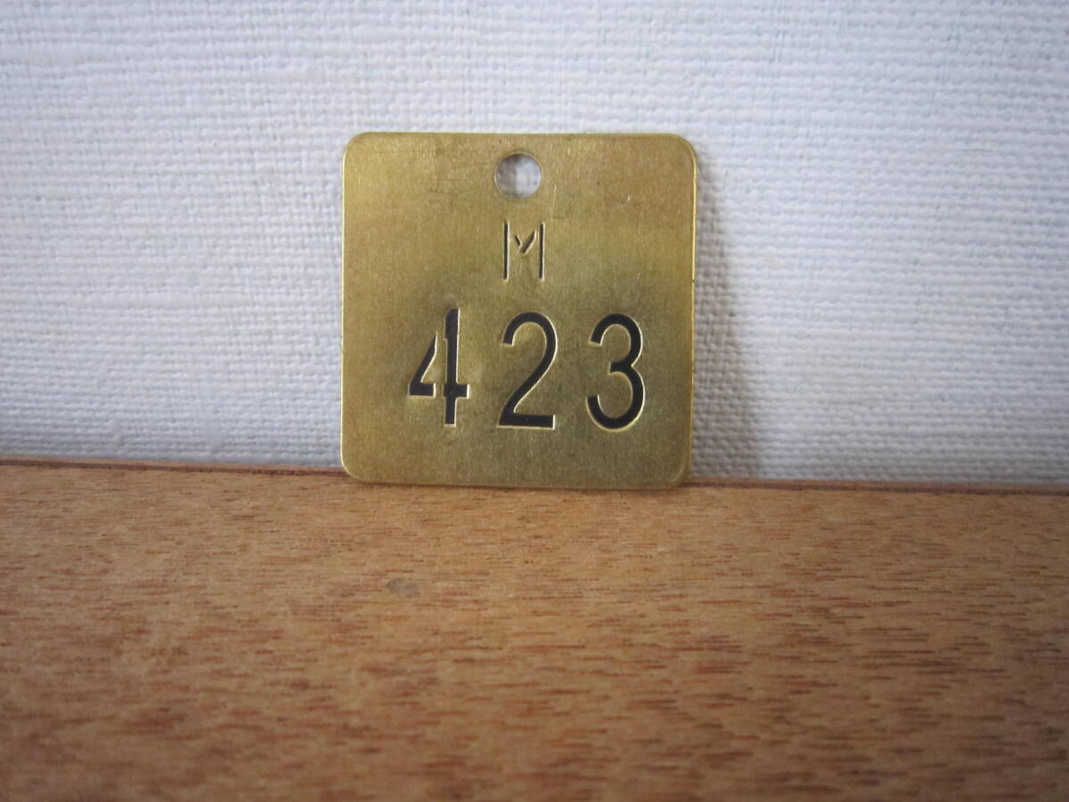 ◎**　ヴィンテージ　真鍮　ナンバー　プレート「 423 」　数字　約3.8ｘ3.8ｃｍ　レトロ　（検：アンティーク　**◎_画像6