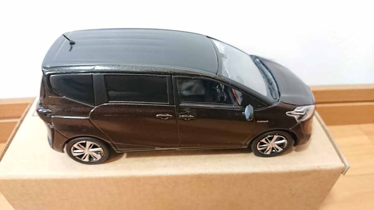  new model Toyota Sienta 1/30 color sample minicar 2 tone black mica × Vintage Brown pearl unused box attaching 