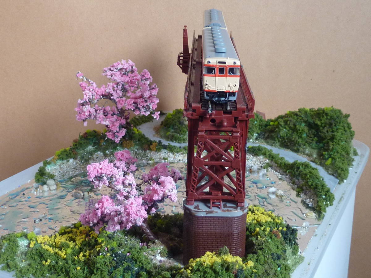 春景色　渓流に架かる赤い鉄橋と渓流沿いに咲く桜の風景　展示用　ジオラマ_画像6