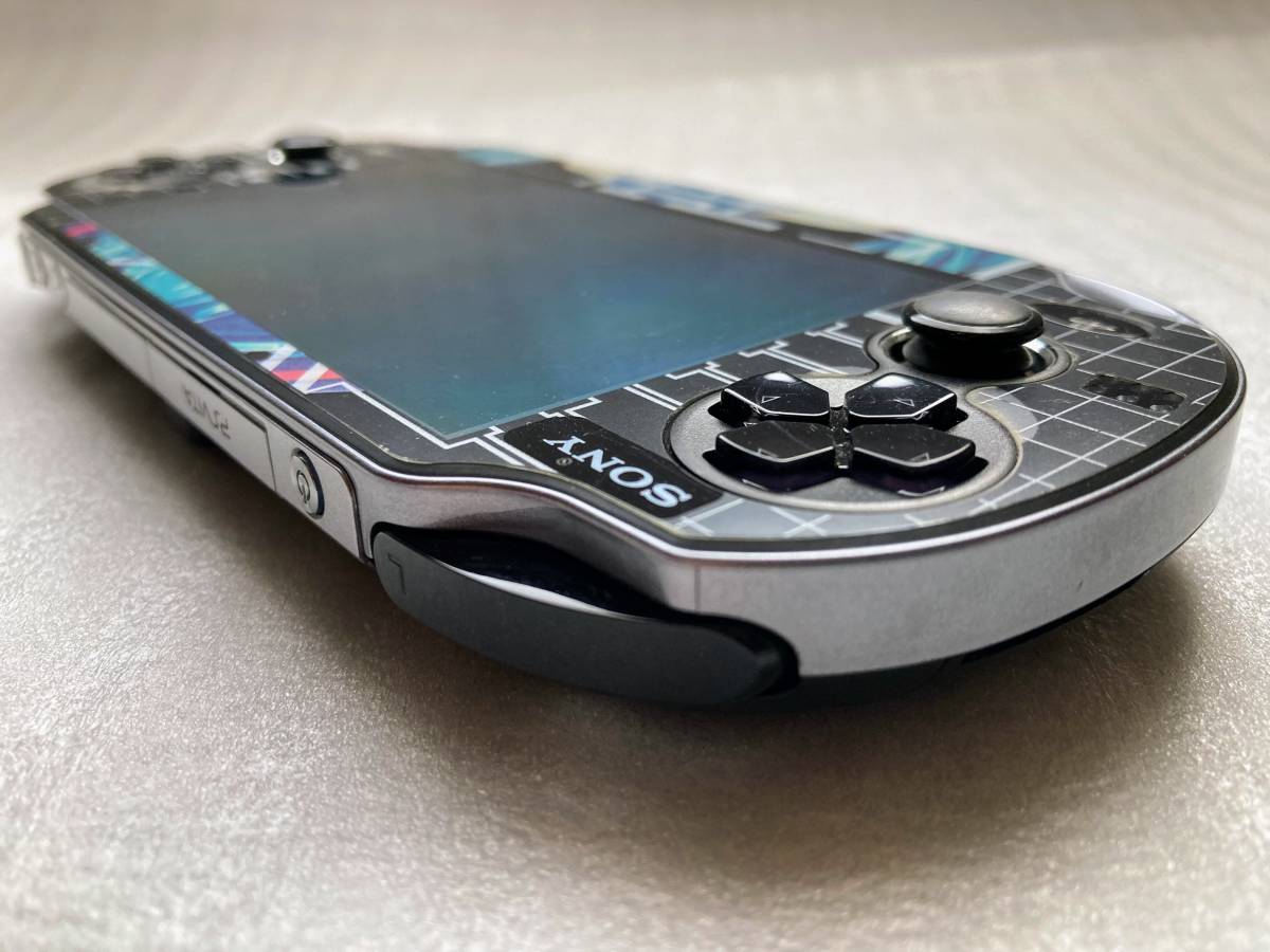 PSVITA PlayStation Vita【ジャンク】PCH-1100 本体・充電ケーブル・メモリーカード・ケース付き プレイステーション・ヴィータ SONY_PSVITA｜左