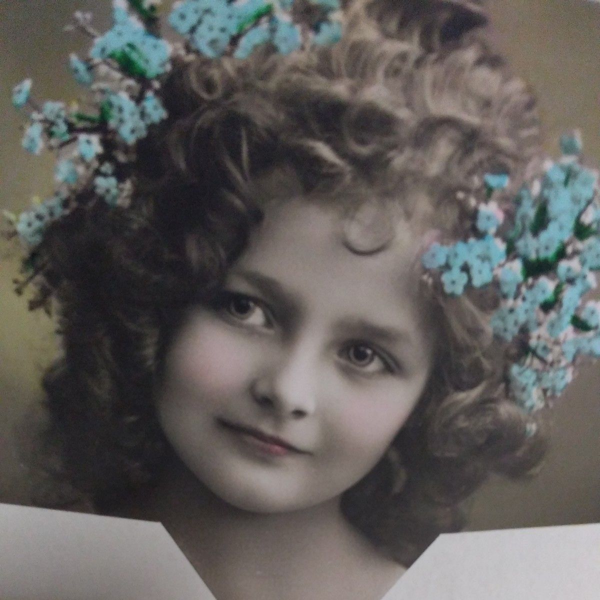 アンティークポストカード　勿忘草を、髪飾った美しい少女