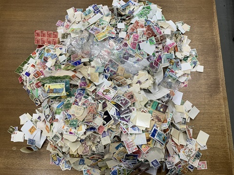 日本切手　外国切手　切手おまとめ　使用済　消印あり　約2.8kg　大量おまとめ　記念切手　コレクション_画像1