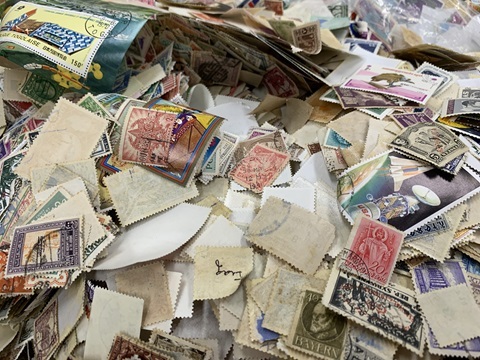 日本切手　外国切手　切手おまとめ　使用済　消印あり　約2.8kg　大量おまとめ　記念切手　コレクション_画像9