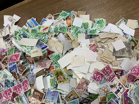 日本切手　外国切手　切手おまとめ　使用済　消印あり　約2.8kg　大量おまとめ　記念切手　コレクション_画像8