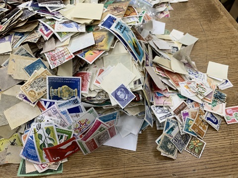 日本切手　外国切手　切手おまとめ　使用済　消印あり　約2.8kg　大量おまとめ　記念切手　コレクション_画像6