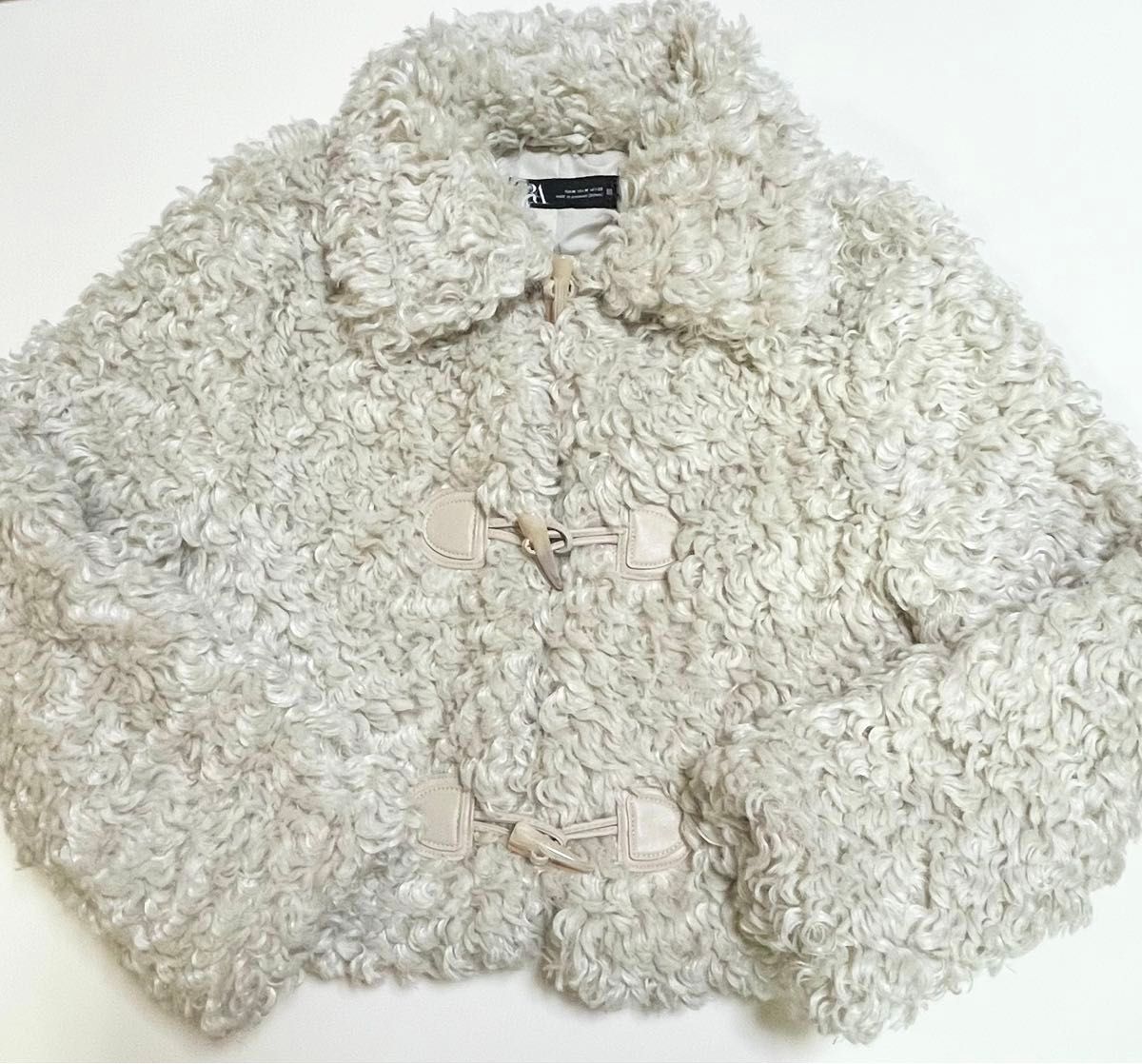 ZARA クロップドフェイクファージャケット エクリュ トグル ZARA クロップドフェイクファージャケット エクリュ トグル