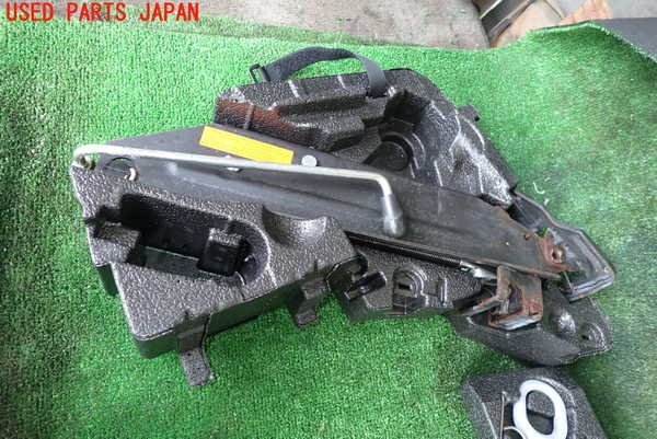 1UPJ-94947805]VW トゥアレグ(7LBHKS)車載工具 中古_画像4