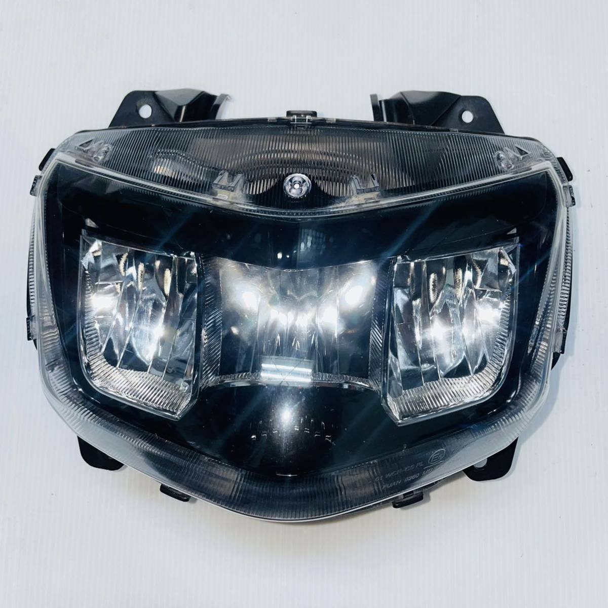 美品 シグナスx 5型 SED8J ヘッドライト LEDの画像1