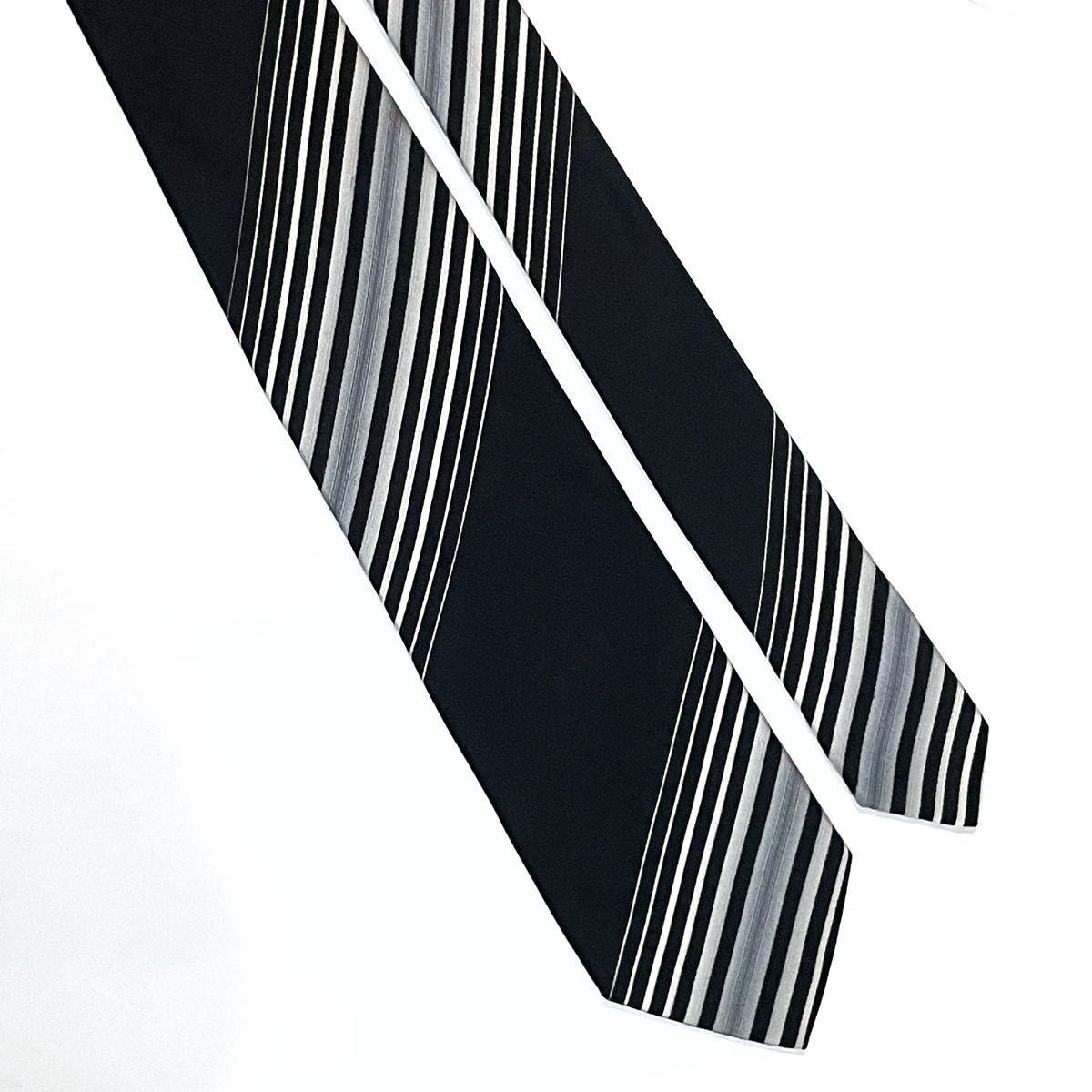 アルマーニ　ハイブランド  ネクタイ　人気ブランド　ブラック　グレー　ホワイト　ストライプ