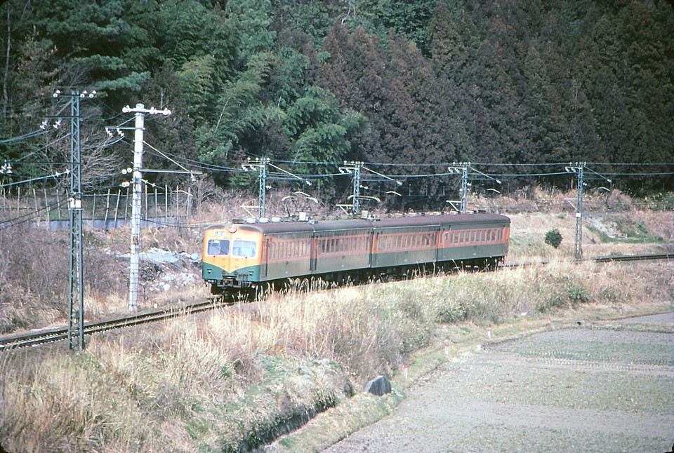 ★鉄道写真 カラー ポジフィルム 35mmサイズ・マウント付 国鉄 80系電車 飯田線 野田城－東上間⑦ 1枚 昭和58年(1983)2月撮影 2810 ★_画像2