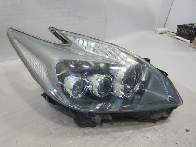 トヨタ　プリウス　ZVW30　前期　純正　LED　右ヘッドライト_画像2
