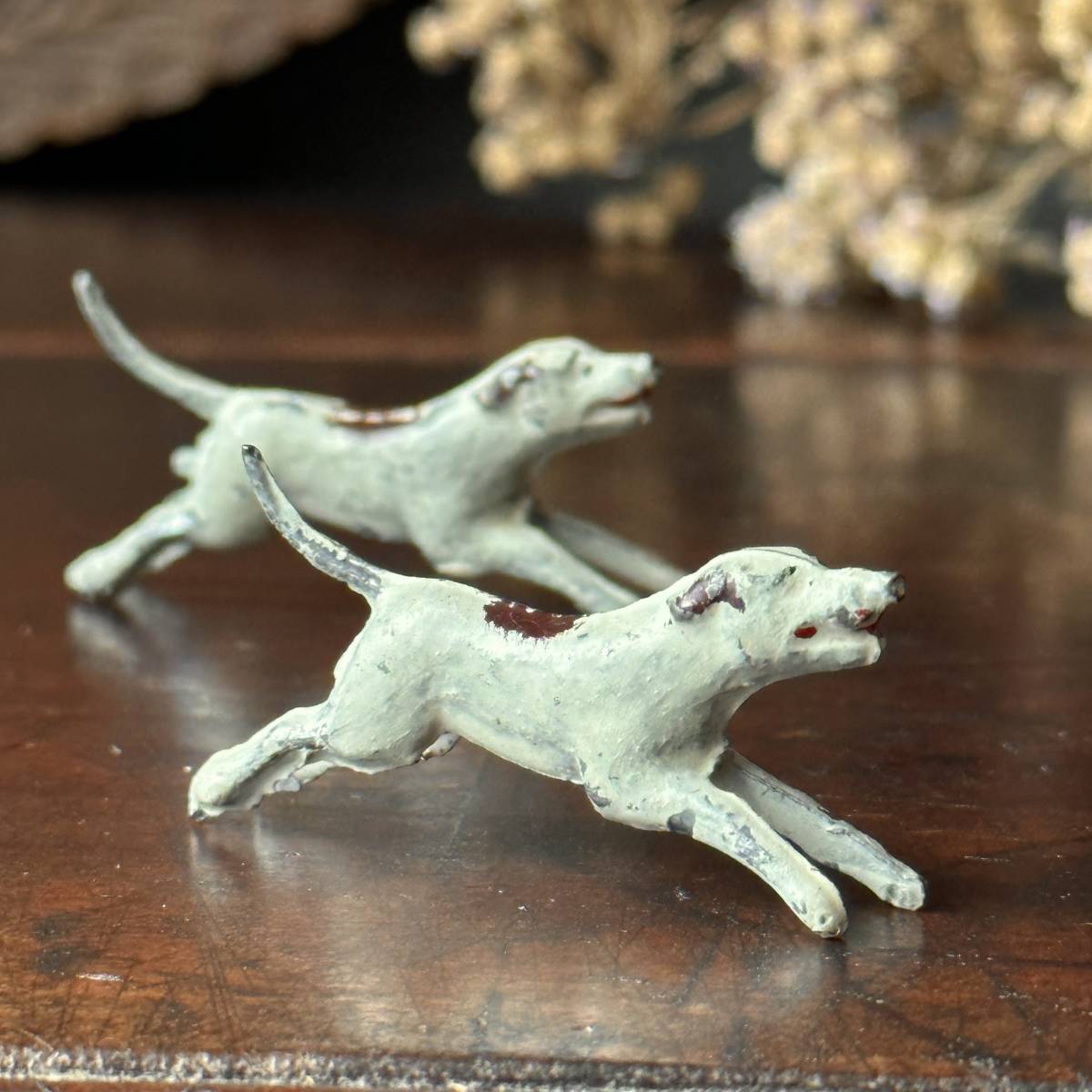 イギリス蚤の市　可愛いワンコ２つセット　鉛製　犬　まとめて　ジオラマ　ミニチュア　インテリア雑貨　アンティーク　ディスプレイ _画像2