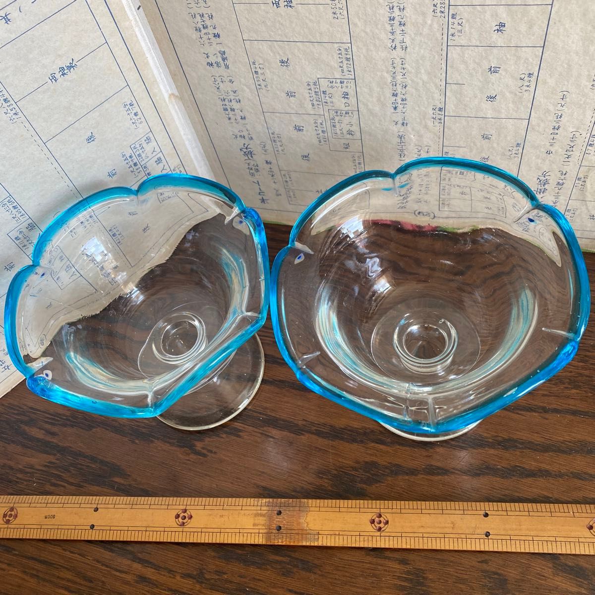 パフェグラス　かき氷アイスクリームサンデーなどに　昭和レトロガラス製　ブルーの縁取り 和ガラス氷コップ アンティークデザートカップ