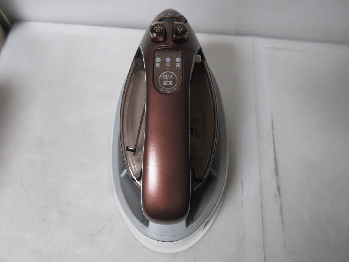 * Toshiba beautiful (mi)lakruLa*Coo TA-FDX750(T)[ bronze Brown ] exhibition unused goods cordless iron silver ceramic coat model EA