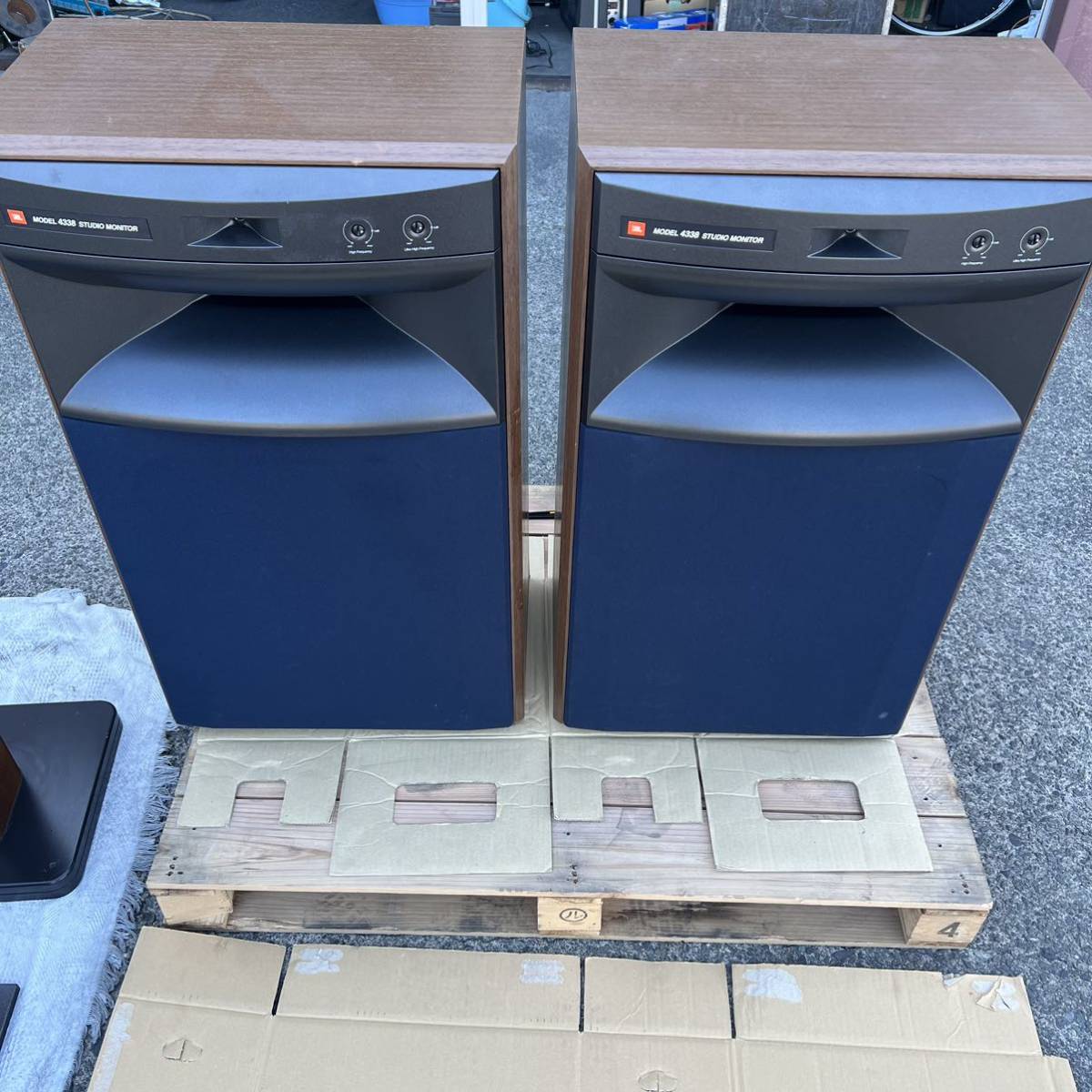 JBL MODEL 4338 STUDIO MONITOR floor type speaker monitor speaker speaker pair audio sound out verification settled stand 2 pair attaching 