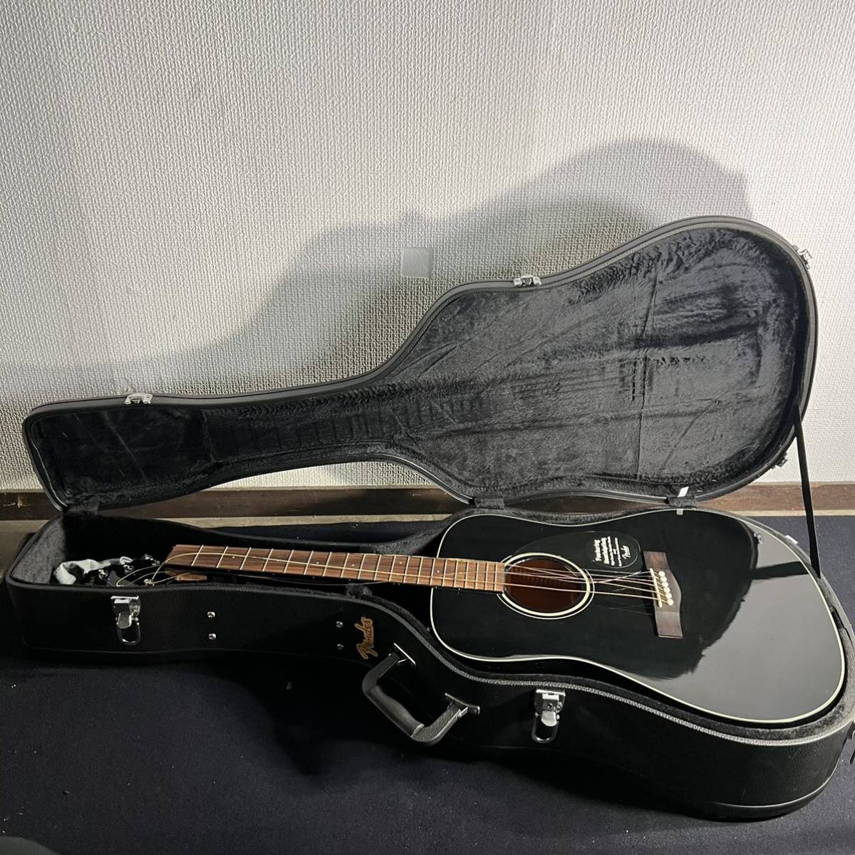 Fender フェンダー CD-60 BLKギター ハードケース付き 中古 ジャンク_画像1