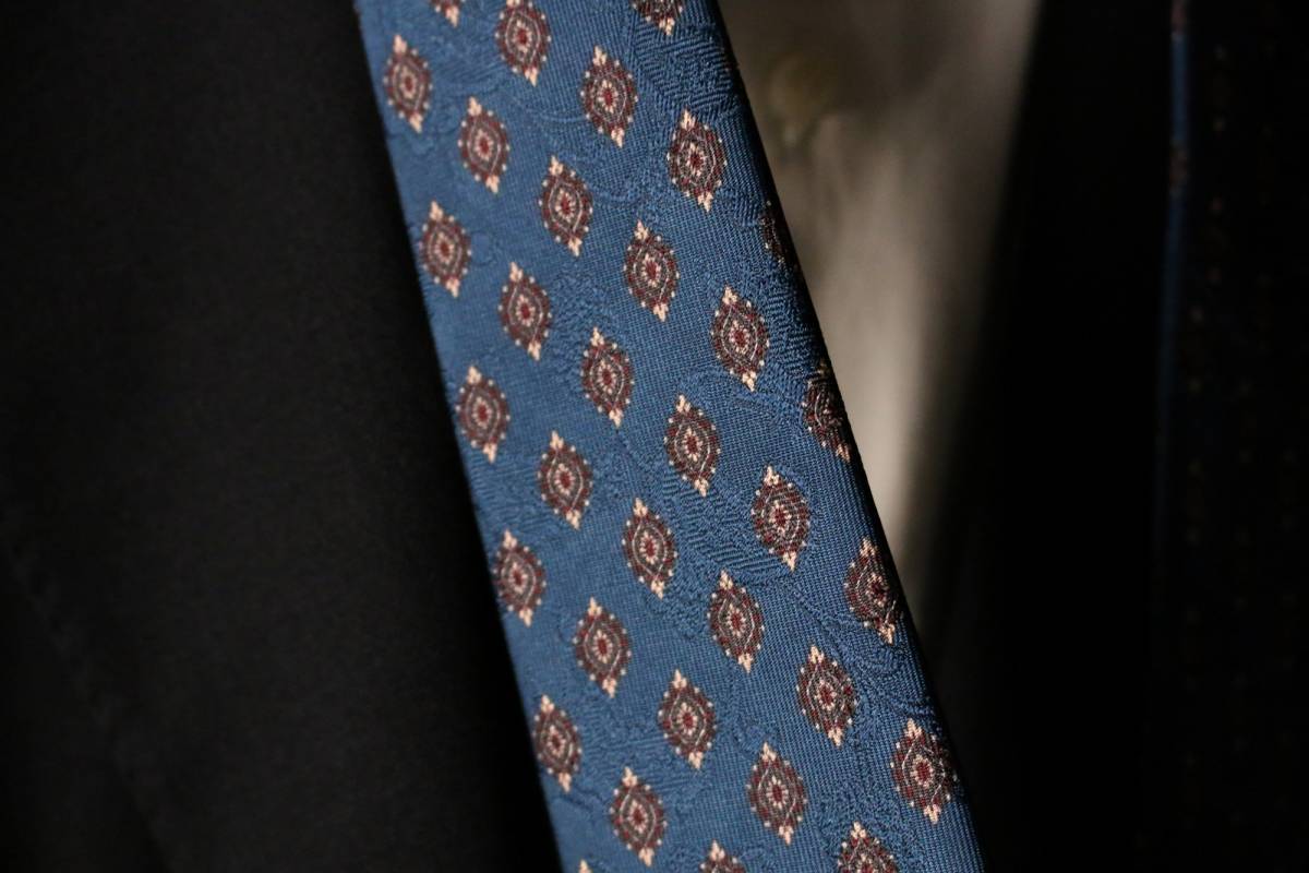 タイユアタイセッテピエゲネクタイ＋マリーノブラウンにネイビー