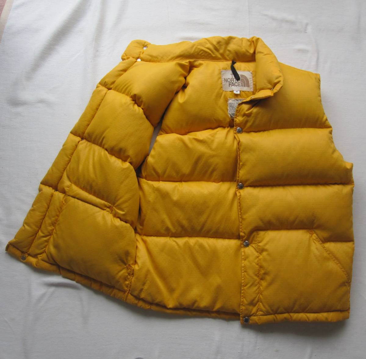 70s 初期 ノースフェイス ダウンベスト (M) ゴールド / 茶タグ 70s 初期 ノースフェイス ダウンベスト (M) ゴールド / 茶タグ