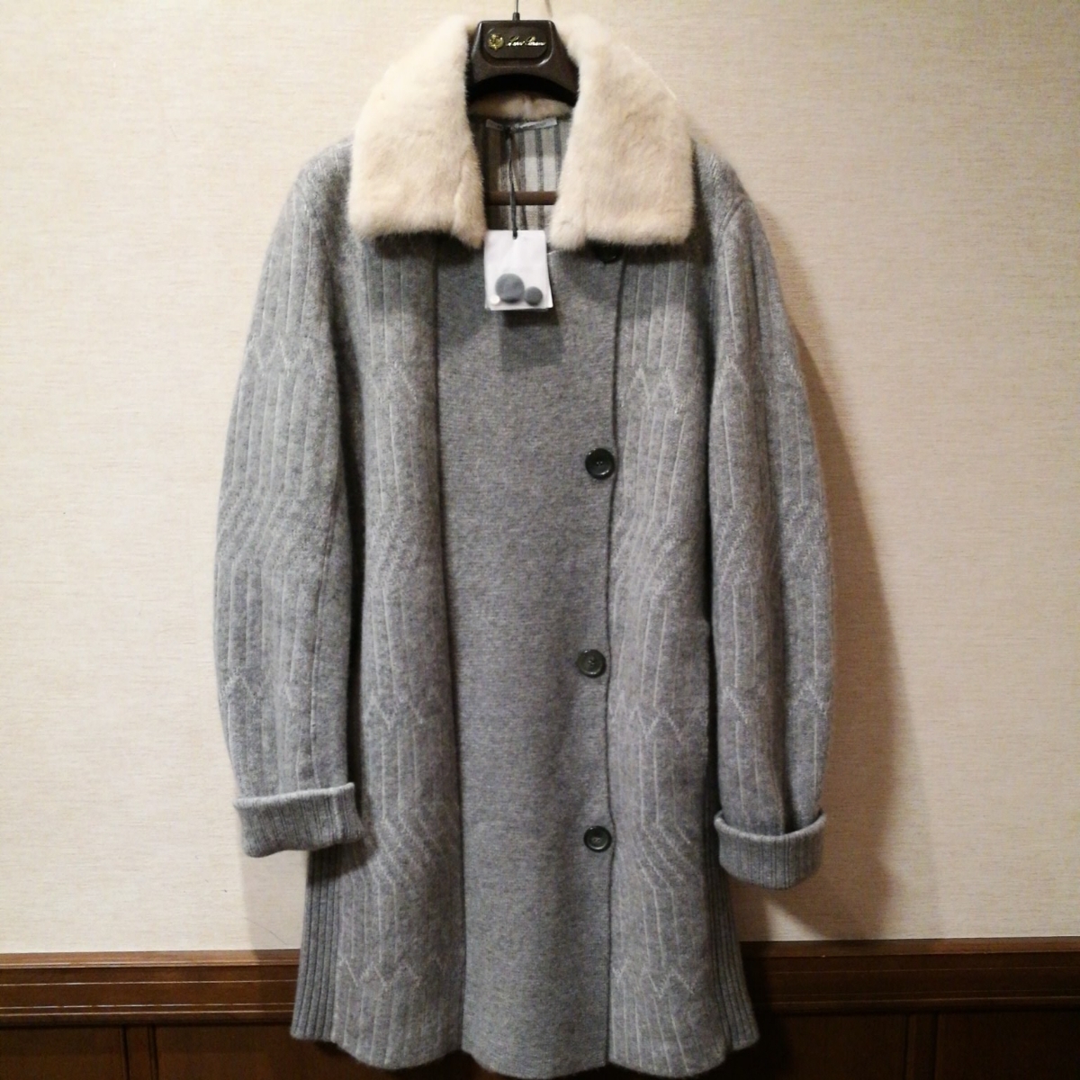 アニオナのミンクのファーのついたカシミアのコートです。 サイズはｍでグレーで新品です。