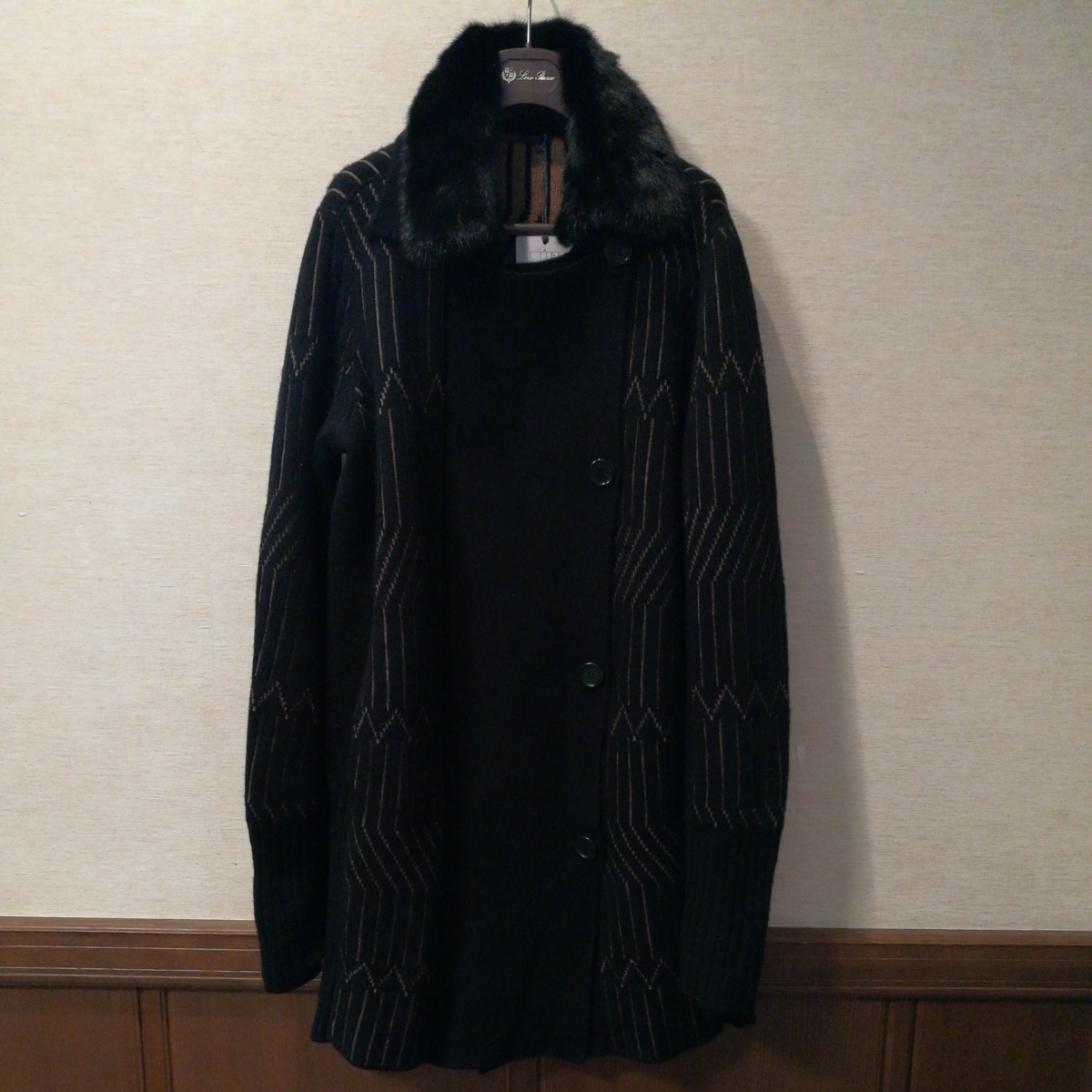 アニオナのミンクのファーのついたカシミアのコートです。 サイズはｍで黒色に茶色で新品です。 - www.ewalls-s.com