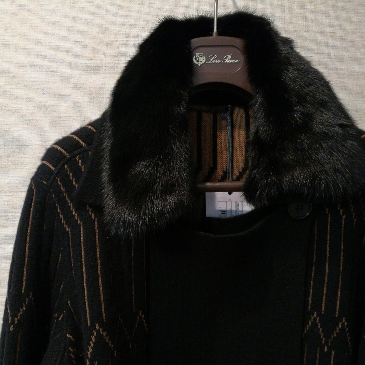 アニオナのミンクのファーのついたカシミアのコートです。 サイズはｍで黒色に茶色で新品です。_画像2