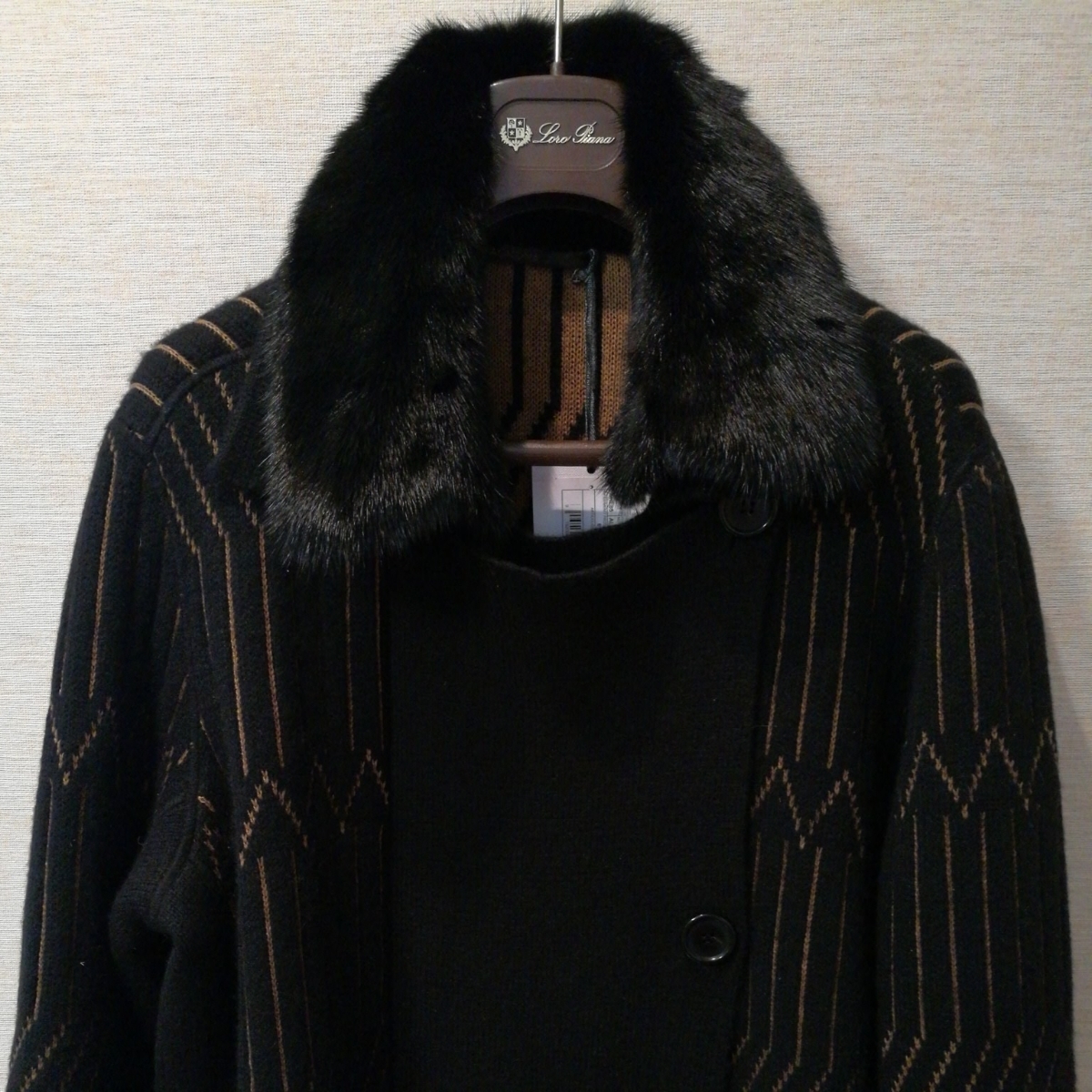 アニオナのミンクのファーのついたカシミアのコートです。 サイズはｍで黒色に茶色で新品です。_画像4