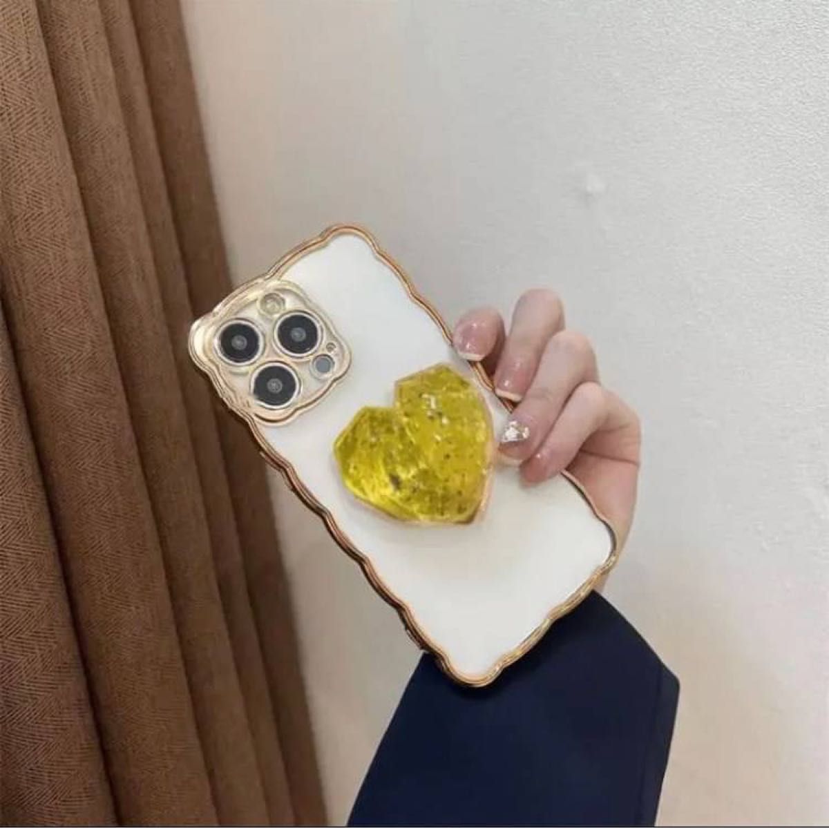 iPhone14 ケース アイフォン  レモンイエローの立体ハート型 ゴールド ウェーブ 韓国