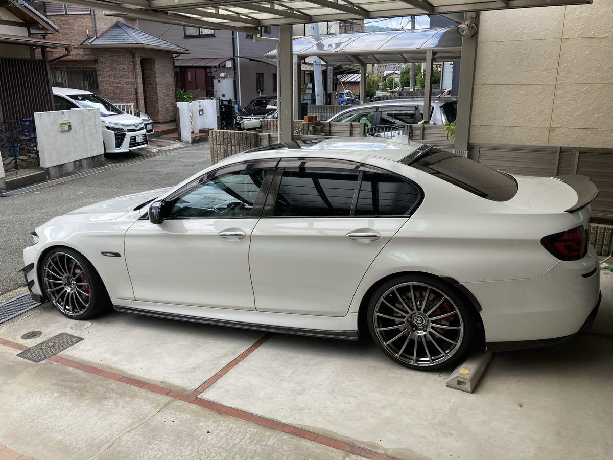 中古　BMW５シリーズ　F10　リアバンパーサイドフェンダーアーチモール（カーボン）　_画像9