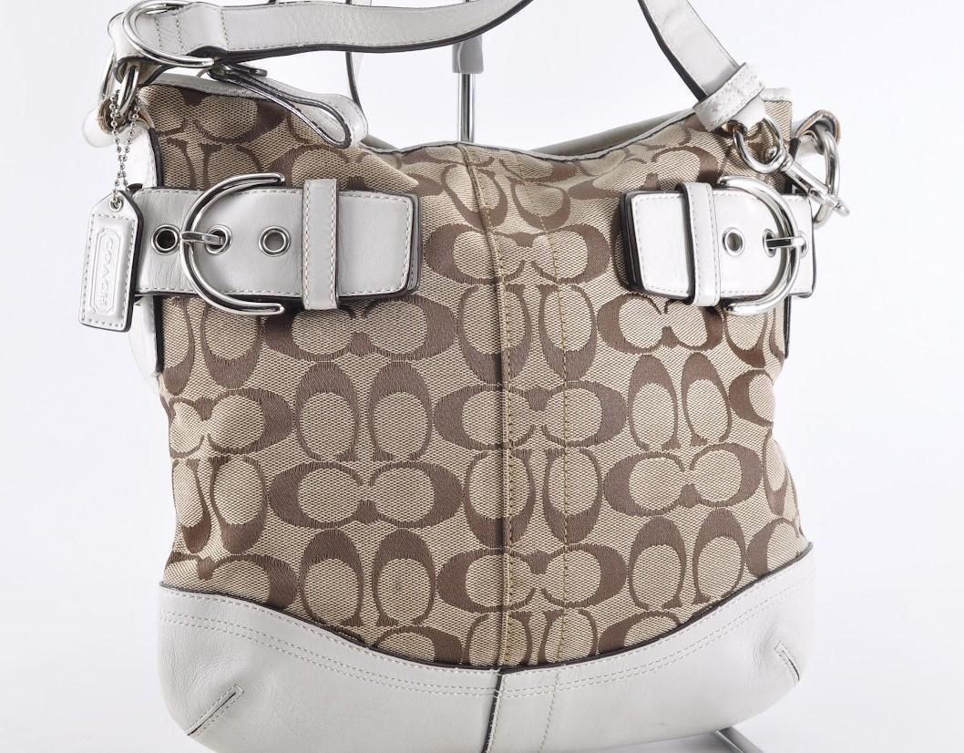 美品 COACH F03574 シグネチャー ショルダーバッグ 肩掛けかばん キャンバス レザー 革 ベージュ 茶色 ホワイト 白 総柄 柄あり EM107の画像1