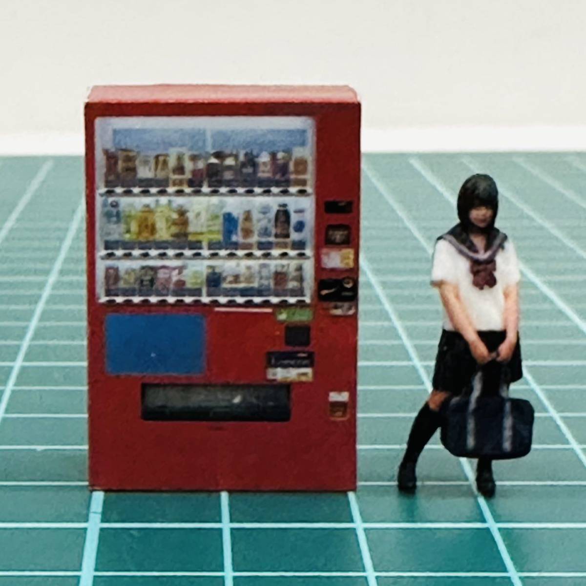 1/64 自販機　赤　フィギュアに　ミニカーに　ジオラマに　ミニチュアイメージ　自動販売機　トミカに_画像3