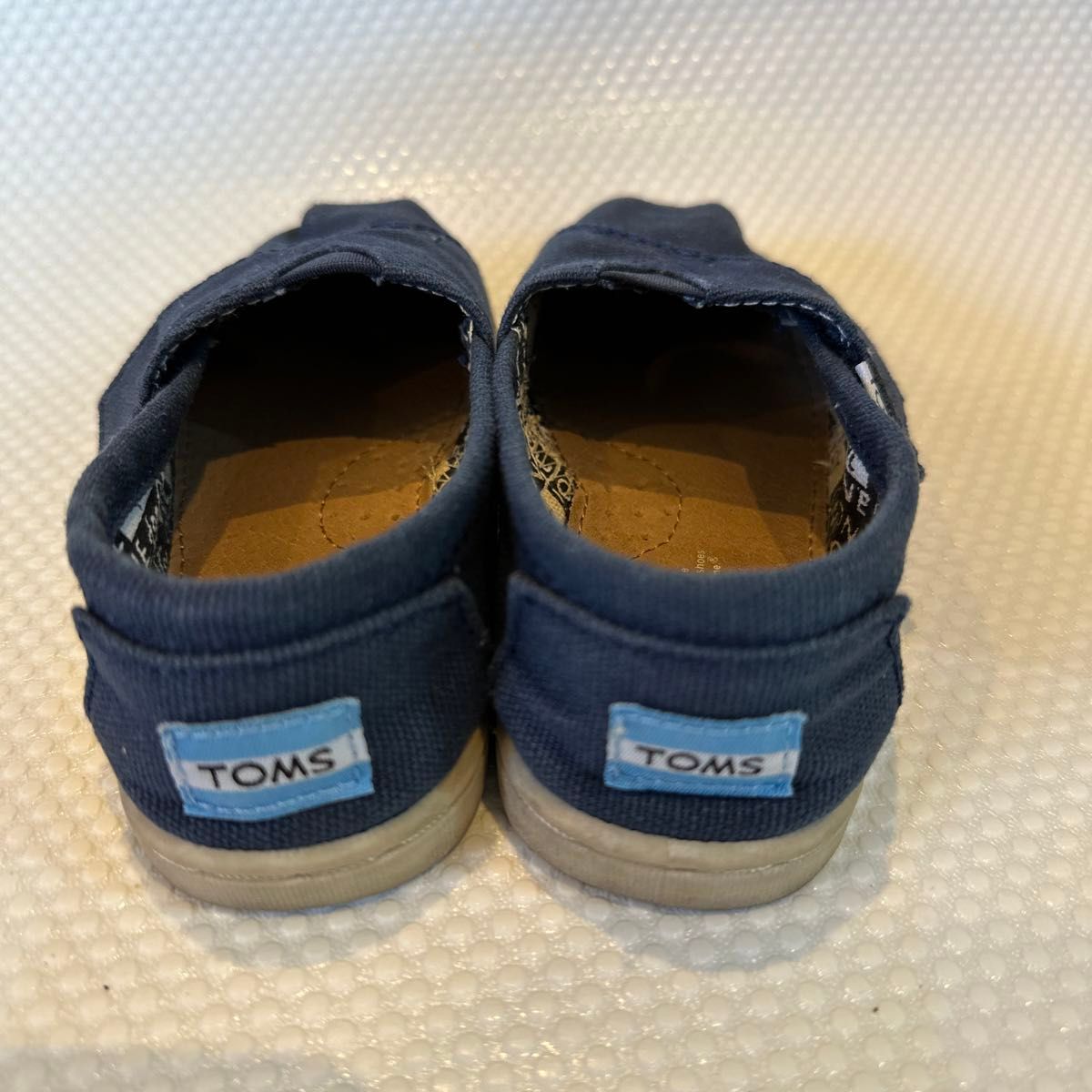 TOMS シューズ