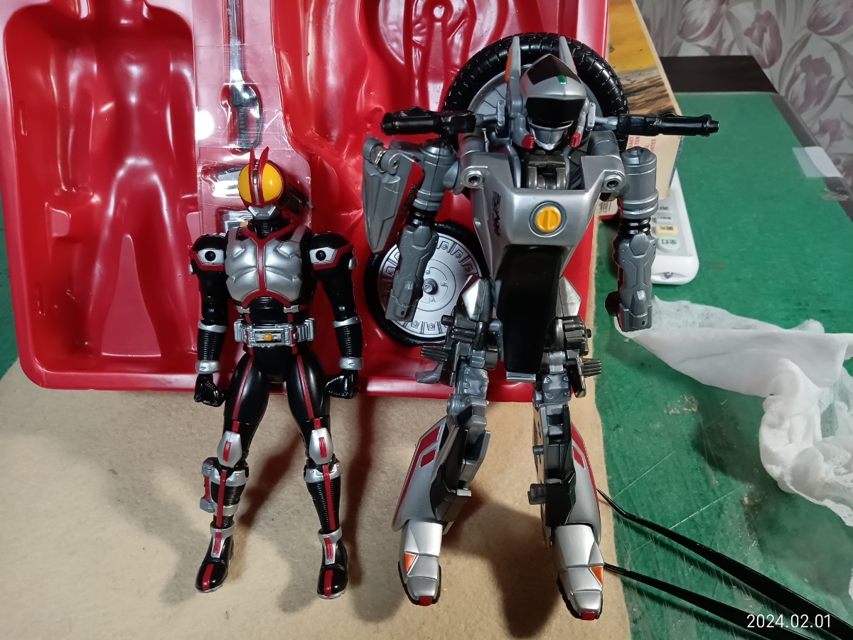 バンダイ　仮面ライダー　ファィズ＆オートバジン　ビークルモードからバトルモードに変形　_画像5