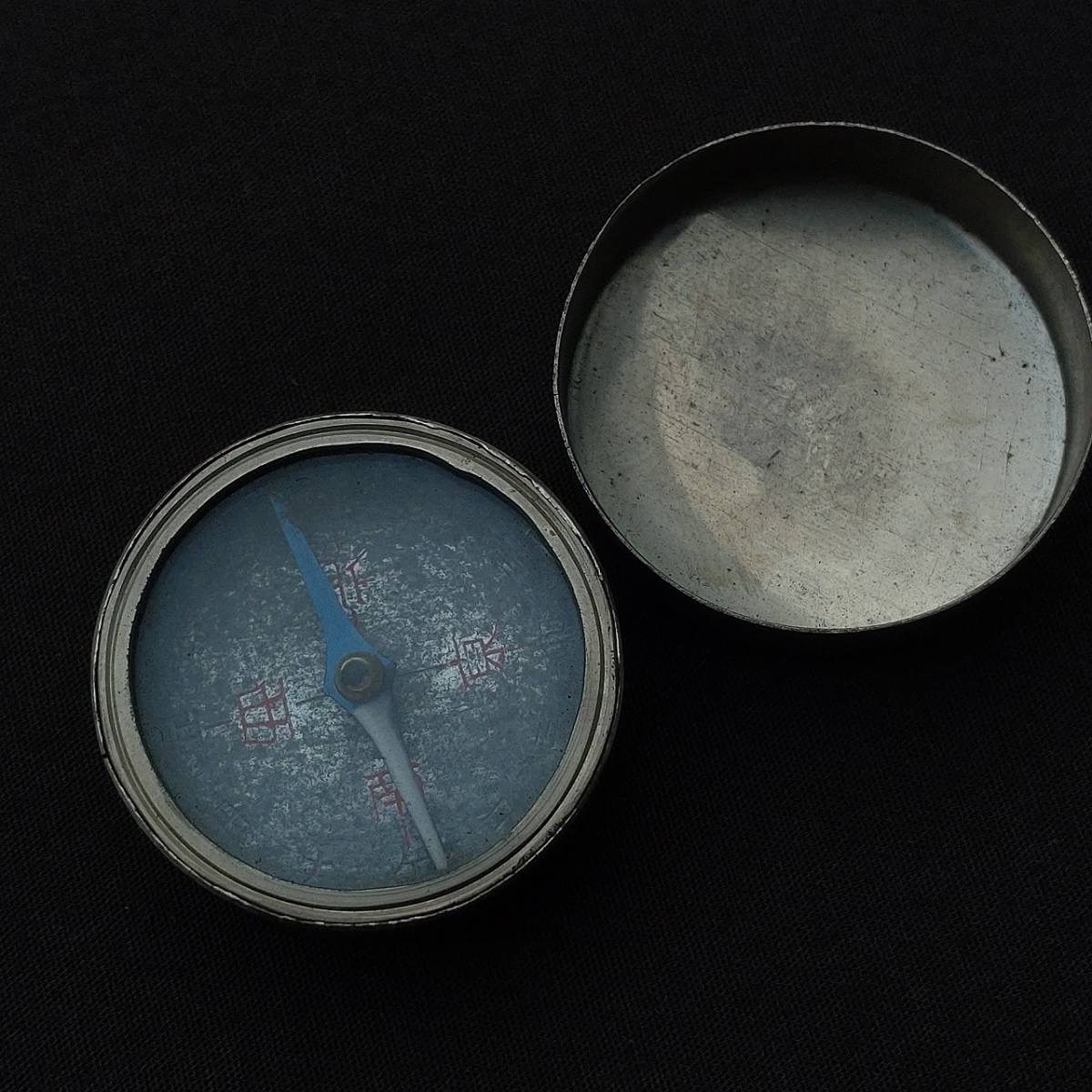 古い方位磁石 円形 コンパス 古物 昭和レトロ 直径約3cm　【4714】_画像1