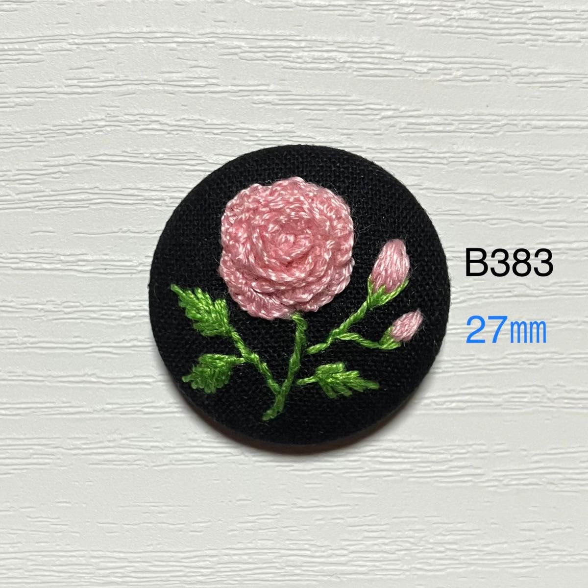 【B383】薔薇の花刺繍ブローチ くるみボタン ハンドメイド 花柄 黒