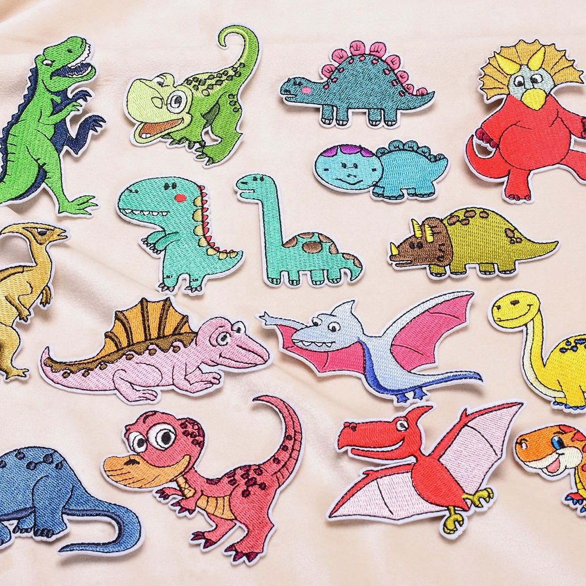恐竜 アイロンワッペン 刺繍 アップリケ 16枚セット 新品