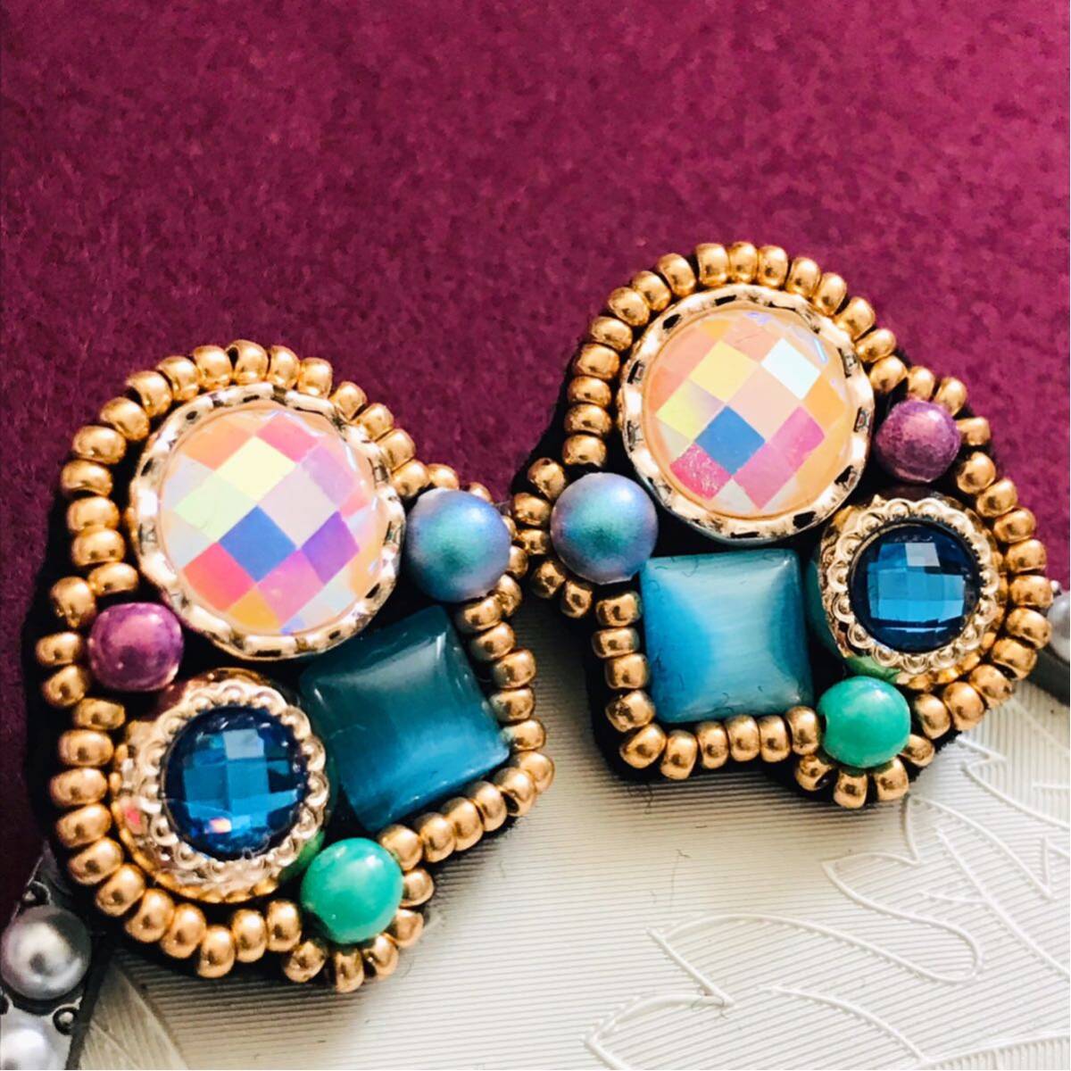 新品即決◆アンティーク調　ハンドメイド　ビーズ刺繍ピアス　スタッドピアス　ボタン　アクセサリー　キラキラ　一点物　チェコガラス_画像2