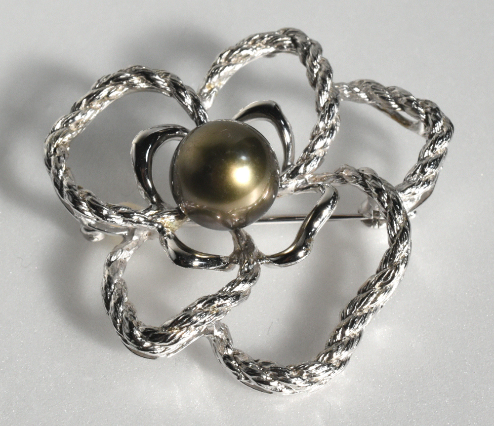 レトロ　ブラックパール　ブローチ　真珠約10.6㎜径　ロープ調のフラワーデザインシルバーベース　ペンダントホール有　保管品