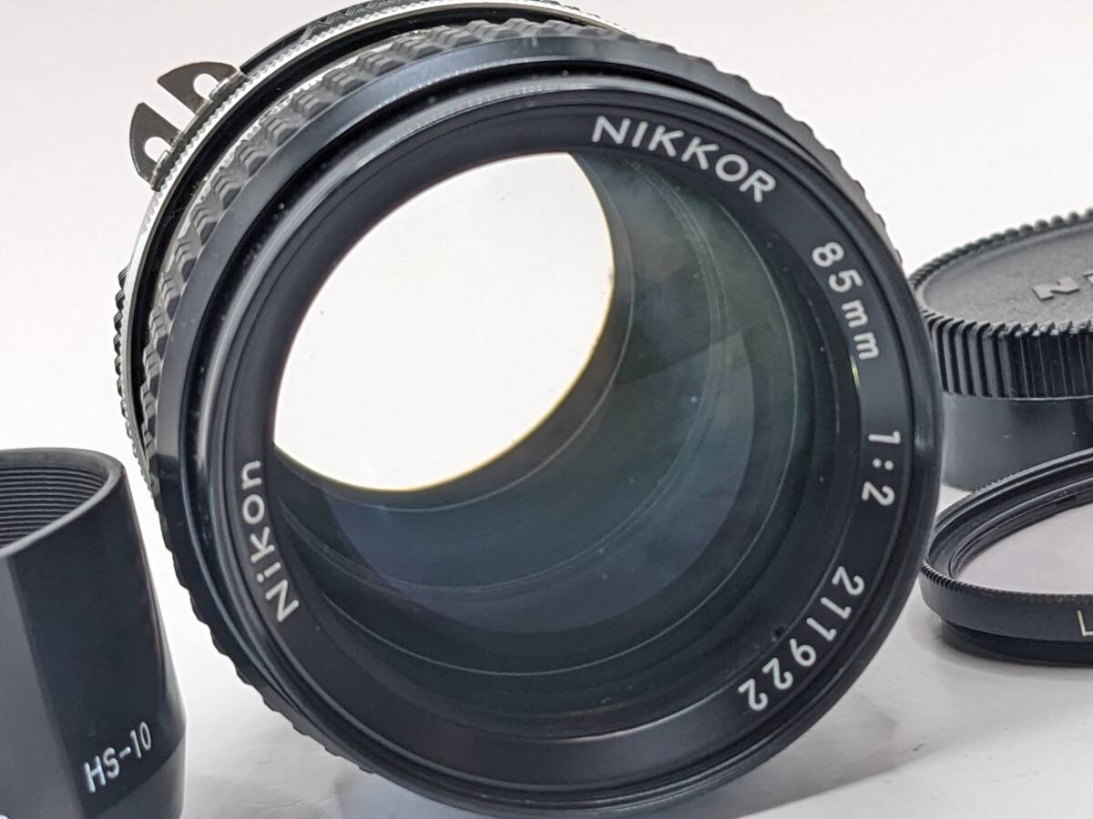 ★実用美品★ Nikon ニコン Ai 85ｍｍ F2 単焦点 オールドレンズ ★ 純正フード付き #1464の画像3