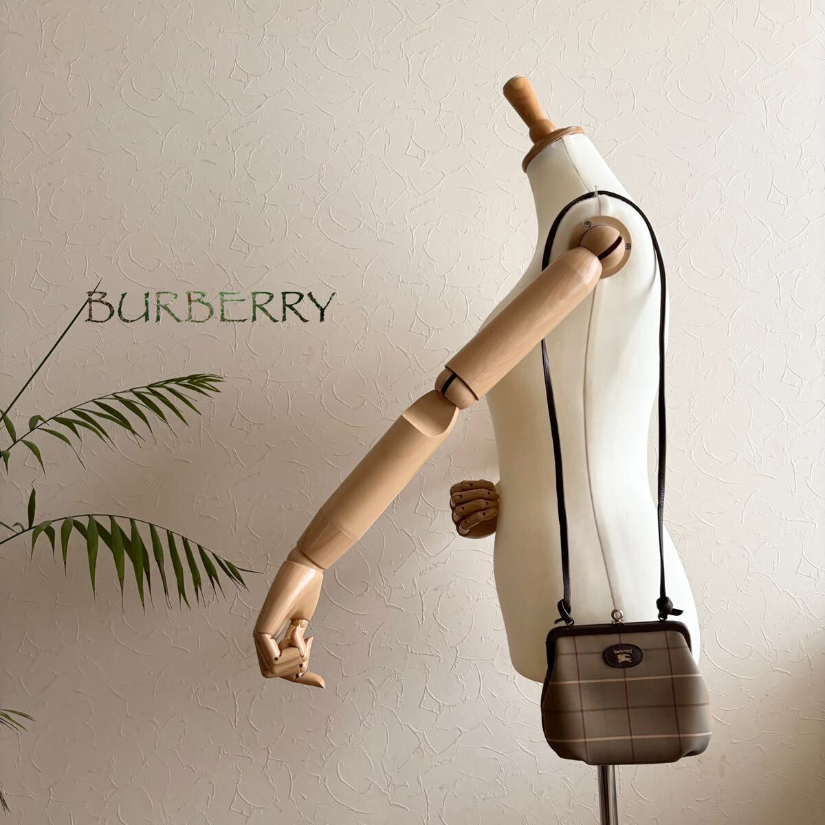 新品同様 BURBERRY バーバリー レザーショルダーバッグ ノバ 新品同様 BURBERRY バーバリー レザーショルダーバッグ ノバ