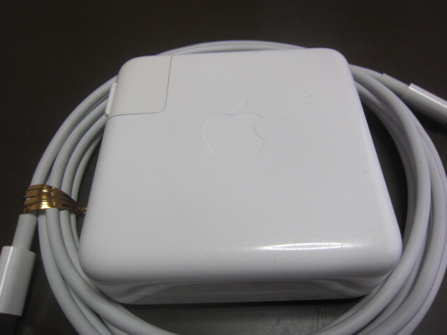 Apple 61W USB-C アダプタ A1947とApple 240W USB-C充電ケーブル（2m）_画像2