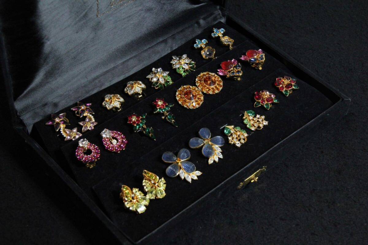 大量 ビンテージアクセサリー イヤリング クリスタルの花 12ヶ月 イヤリングコレクション 化粧箱入の画像1