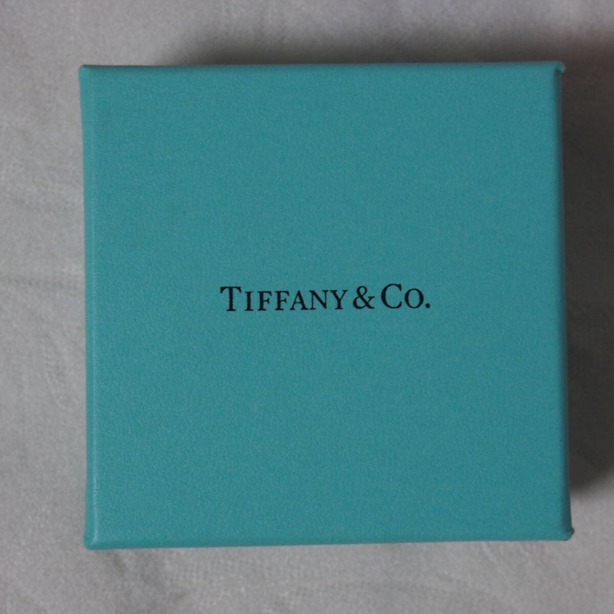 ハイセンス・天然原石 アート !! 「レインボーオーラ原石」 & 「Tiffany ケース & 収納袋 ( 無印 )」セット品 ( 管理番号 23 )_Tiffany のケースです