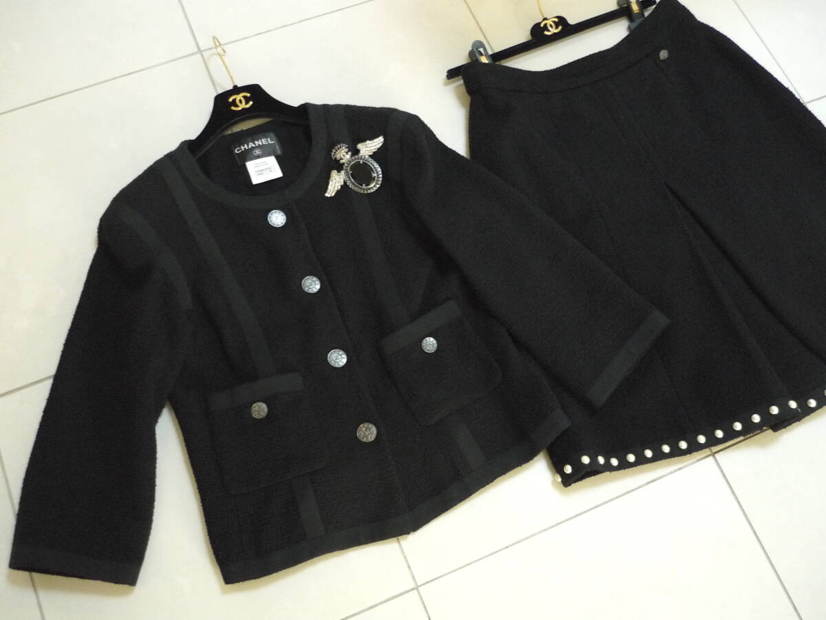 シャネル　CHANEL 　パール装飾のノーカラーブラックツイードスーツ　洗練されたシャネルスーツ　_画像2