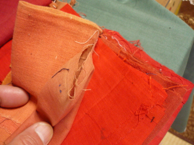 古い布　赤い色の布　紅色　木綿　着物を解いた切れ端　切れ端　リメイク素材　約６００ｇ_画像3