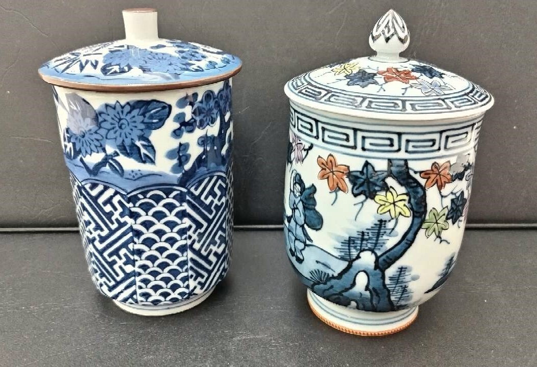 1円～スタート【美品】有田焼 蓋付き湯呑 2種セット・華山萬右衛門 染錦 唐人と紅葉文・幸山窯 染付 四君子☆昭和レトロ【保管品】_画像1