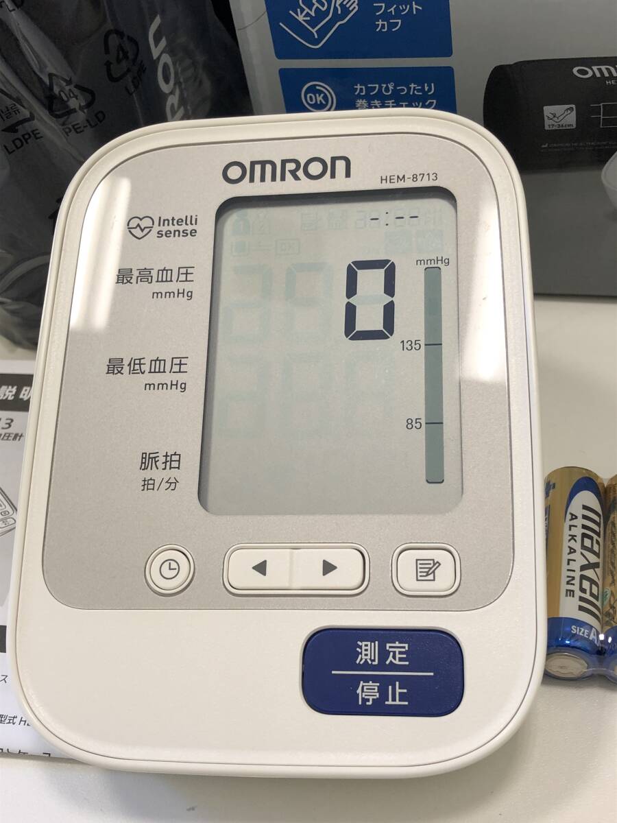 【A】【11880】未使用　OMRON オムロン 上腕式血圧計 自動電子血圧計 HEM-8713 ホワイト 電池式_画像2