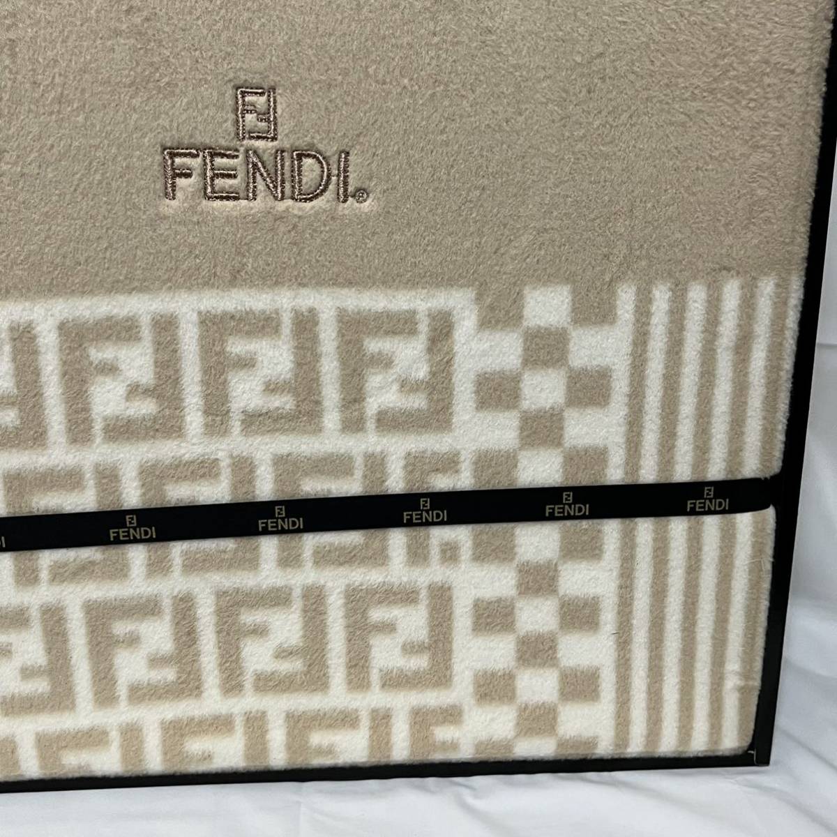 希少美品未使用　FENDI フェンディ　ズッカ柄　FF柄　 綿毛布　ベージュ　140cm×210cm コットン　_画像4