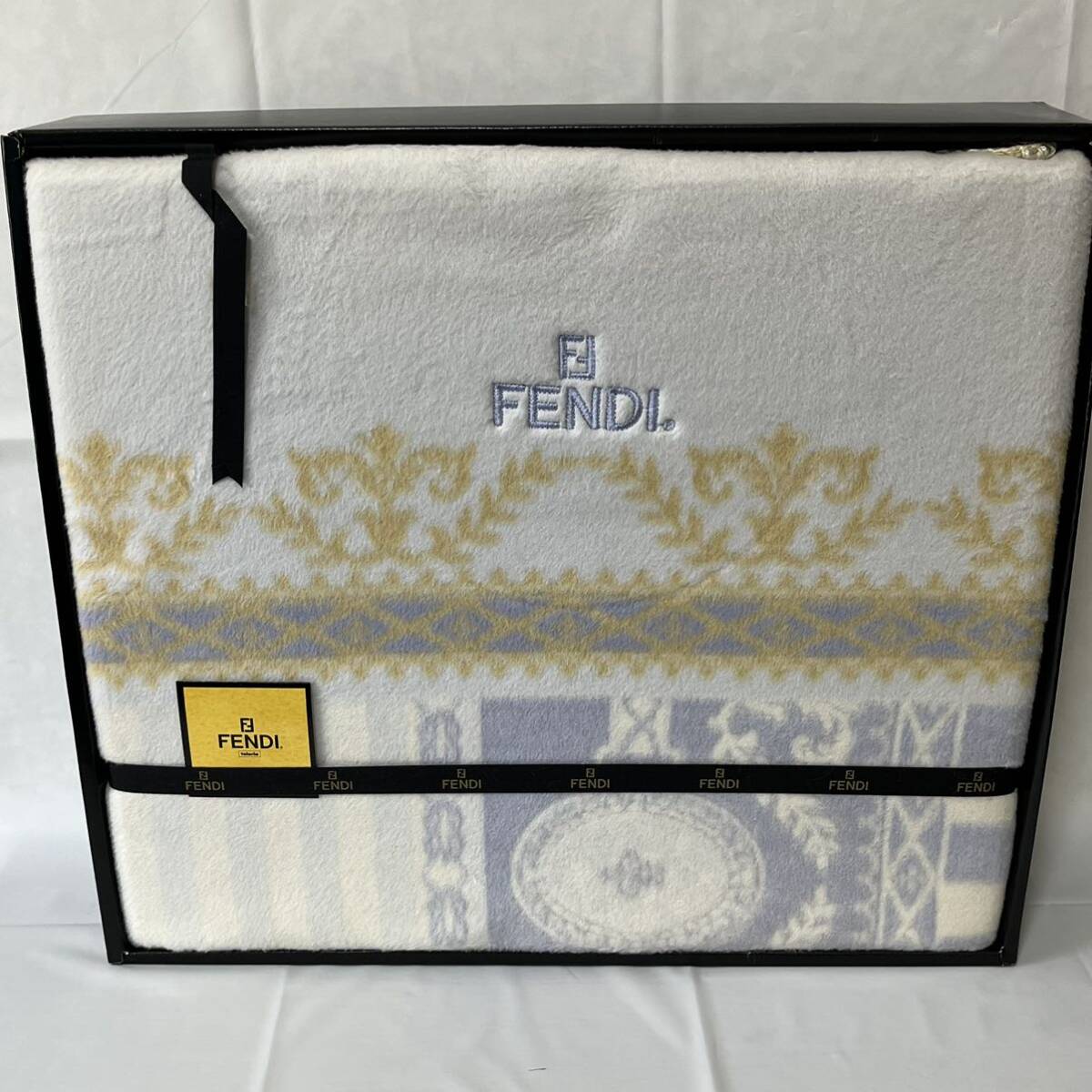 希少美品未使用　FENDI フェンディ　シルク混毛布　シルク50%　綿毛布　_画像1