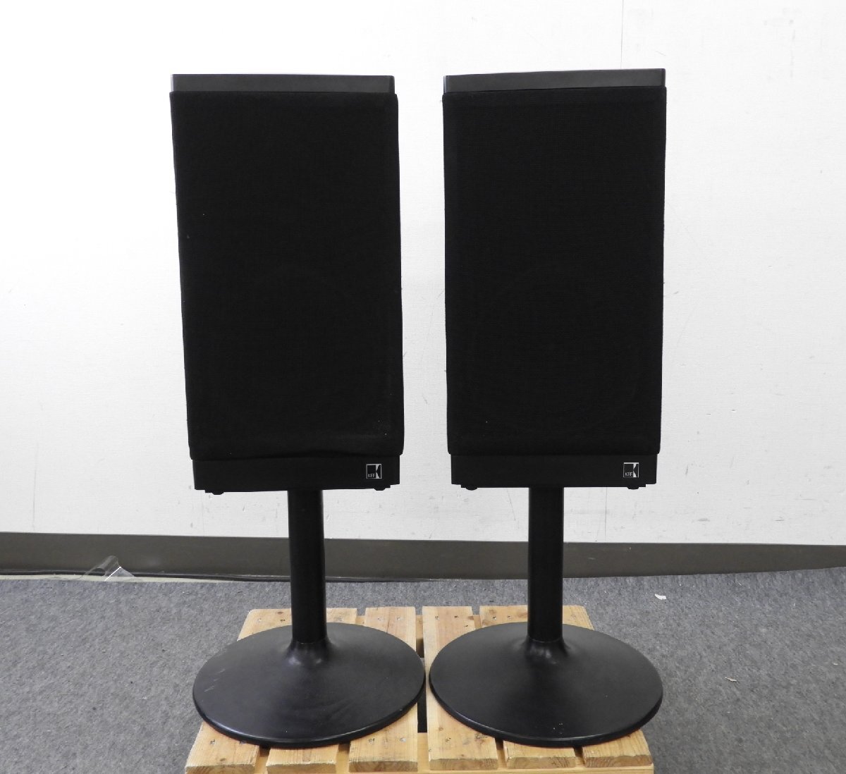 ☆ KEF Model 303 Series II TYPE SP1147 スピーカーペア スタンド付き ☆中古☆_画像1